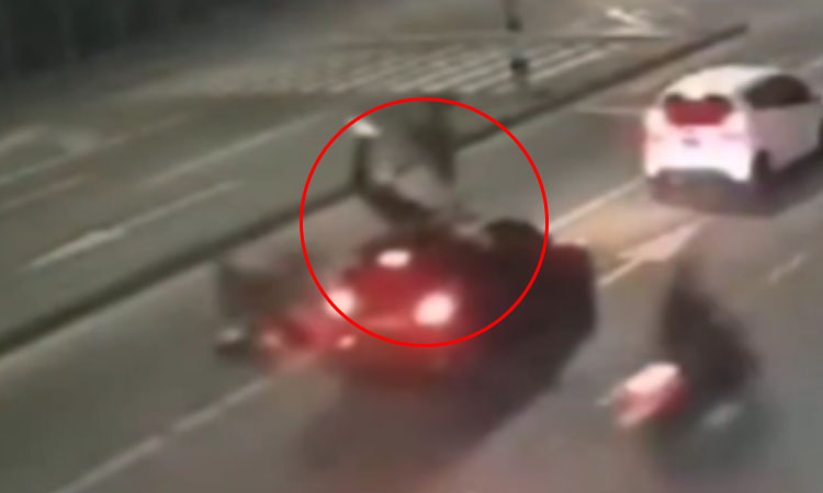 sujetos en moto se estrellaron contra vehículo