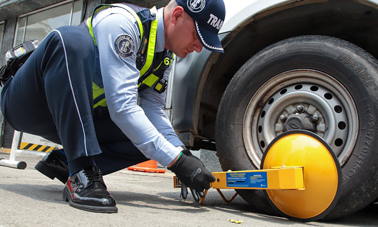 Comenzó la instalación de cepos en Cali, vea qué hacer si su carro tiene uno y evite una multa mayor