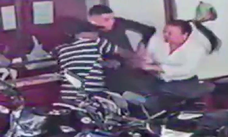 Fleteo en parqueadero quedó registrado en video