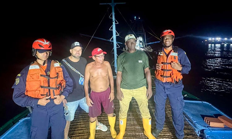 Rescatan nueve personas en el Pacífico