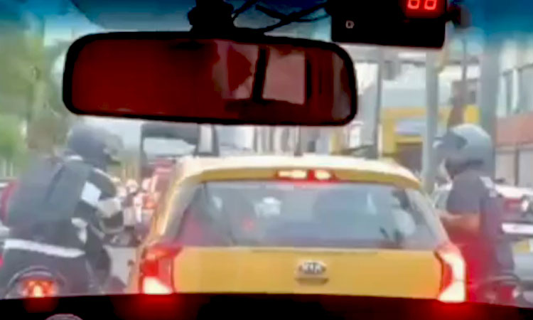 sujetos en moto robaron a personas en un taxi en Cali