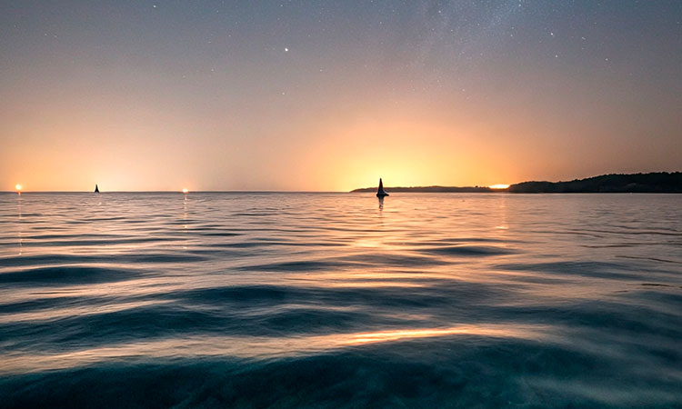 El mar que brilla de noche y el cielo que zumba