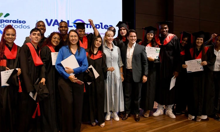 Graduados de VallEmplea destacan las oportunidades que este programa les abrió