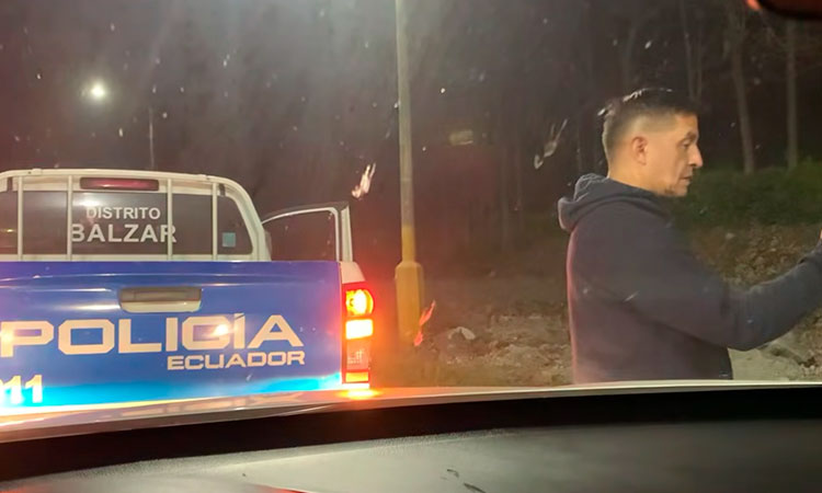 Padre Chucho sufre intento de secuestro y ataque armado en carretera de Ecuador