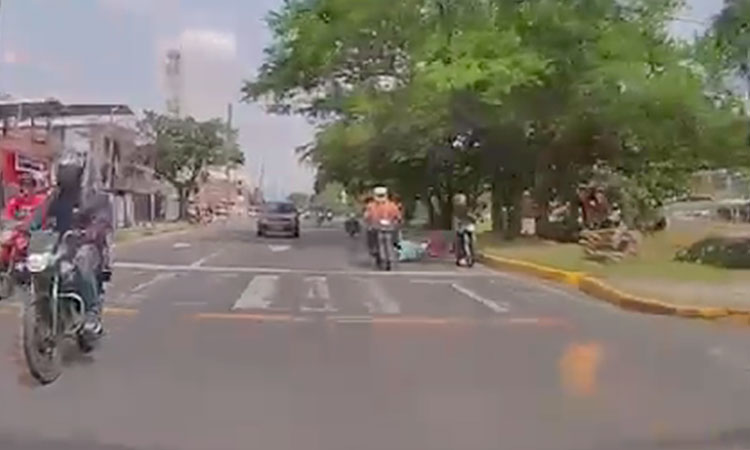 Aparatoso accidente entre dos motociclistas y un peatón en el suroriente de Cali