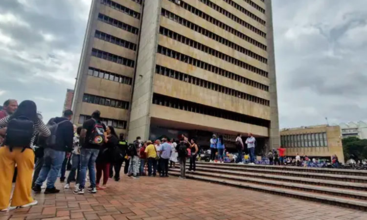 Ciudadanos no han podido pagar impuestos por bloqueo en la sede de la Gobernación del Valle
