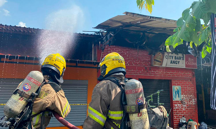 Controlan incendio en glorieta de Siloé que puso en riesgo varios locales comerciales en Cali