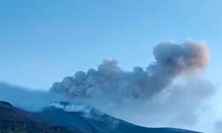 Emisión de ceniza del volcán Puracé alcanza 1.7 kilómetros, pero alerta permanece en amarillo