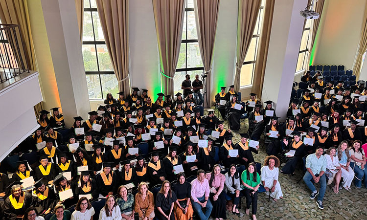 Se gradúan 183 personas en confección industrial