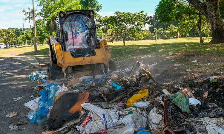 La Alcaldía de Cali confirmó que el servicio de recolección de basuras en la ciudad no sufrirá alteraciones, pese al cierre de contratos con Emsirva y los operadores vinculados a esta entidad. El alcalde Alejandro Eder anunció que se tomaron medidas para asegurar la continuidad del servicio en condiciones de calidad, cobertura y frecuencia. “Desafortunadamente los operadores de Emsirva y la Superintendencia de Servicios Públicos no llegaron a un acuerdo y no se prorrogaron los contratos de operación de aseo. Esto a pesar de los grandes esfuerzos hechos por la Alcaldía de Cali —tanto por nuestra administración como la anterior— para que hubiera una transición ordenada de Emsirva a un nuevo sistema de recolección”, explicó el mandatario. Actualmente, Emsirva se encuentra en proceso de liquidación y los contratos de recolección de residuos firmados bajo su figura terminarán en febrero. Frente a este cambio, el Distrito de Cali activó una serie de estrategias institucionales para evitar impactos en la prestación del servicio público de aseo. Durante un recorrido por barrios como Puertas del Sol y Talanga, el alcalde constató que las operaciones se desarrollan con normalidad. “Lo más importante es que los caleños sepan que la prestación del servicio no se afectará”, afirmó. Emcali Como parte de las decisiones adoptadas, la Alcaldía de Cali creó una Subgerencia de Servicios Públicos en Emcali. Esta nueva dependencia trabajará de manera articulada con la Unidad Administrativa Especial de Servicios Públicos (UAESP) para garantizar la correcta operación del sistema de recolección de basuras en el Distrito. “Hace unos meses creamos en Emcali la Subgerencia de Servicios Públicos la cual trabajará en la prestación de este servicio junto a la UAESP”, aseguró el alcalde Eder. Aunque en el año 2025 Emcali consideró asumir los contratos de operación de aseo como cesionaria, esta posibilidad no se concretó. Sin embargo, la entidad reafirmó su compromiso con el desarrollo sostenible de la ciudad y continuará adelantando acciones para fortalecer el manejo de residuos sólidos. Emcali también solicitó a Emsirva y a la UAESP lineamientos claros para el registro y actualización del catastro de usuarios del servicio. Además, pidió el acompañamiento institucional de la Superintendencia de Servicios Públicos Domiciliarios y de la Superintendencia de Industria y Comercio para asegurar que todos los procedimientos se realicen de forma legal, transparente y en beneficio de la ciudadanía. Operación continuará bajo libre competencia La Superintendencia de Servicios Públicos Domiciliarios informó que, una vez finalizados los contratos con Emsirva en febrero, el servicio de recolección de basuras en Cali se prestará bajo el modelo de libre competencia, conforme a lo establecido por la Ley 142 de 1994 y el Decreto 1077 de 2015. “La libre competencia es el esquema general y aplicable por defecto… y el usuario tiene el derecho de escoger libremente al prestador del servicio público de aseo de acuerdo con la oferta que se presente en la ciudad”, indicó la Superservicios en su comunicado oficial. La entidad señaló que existen empresas legalmente habilitadas para prestar este servicio en la capital del Valle del Cauca. Entre ellas se encuentran: Ciudad Limpia Bogotá S.A. E.S.P., Veolia Aseo de Cali S.A. E.S.P., Promoambientales, Promocal, Limpieza y Servicios Públicos S.A., Misión Ambiental S.A., Bioaseo SAS, Servi Ambientales Valle S.A., y Promovalle S.A. “La información evidencia que existe una oferta de prestadores para la ciudad que pueden entrar a ofrecer y prestar el servicio público de aseo a todos los usuarios”, concluyó la Superintendencia, que además garantizó la continuidad de sus labores de inspección, vigilancia y control. Ciudad Limpia confirma continuidad del servicio Uno de los operadores actuales, Ciudad Limpia, también confirmó a través de un comunicado que seguirá prestando el servicio con normalidad. “Nuestra operación en la ciudad de Cali se desarrollará con total normalidad, garantizando la prestación continua del servicio público de aseo bajo los estándares de calidad, eficiencia y cumplimiento técnico que nos caracterizan”, aseguró la empresa. Las labores de recolección, barrido, corte de césped, poda de árboles, transporte y disposición de residuos continúan ejecutándose de forma ininterrumpida. El operador afirmó que su equipo operativo trabaja priorizando el bienestar de la comunidad y la protección de la salud pública. “Seguimos trabajando con compromiso y responsabilidad por una Cali más limpia y sostenible”, concluyó Ciudad Limpia en su mensaje a la ciudadanía. Actualización del PGIRS y renovación de flota recolectora Paralelamente, la Alcaldía de Cali avanza en la actualización del Plan Integral de Gestión de Residuos Sólidos (PGIRS). Este instrumento técnico permite definir lineamientos para el uso, manejo y disposición de los residuos en la ciudad. La UAESP lidera el proceso de revisión del PGIRS con el propósito de fortalecer los mecanismos de monitoreo, asegurar la calidad del servicio y ampliar la cobertura del sistema de aseo. Por otro lado, se alcanzaron acuerdos con los operadores privados para renovar el 25 % de su flota antes de finalizar febrero. Esto permitirá la incorporación de entre 25 y 30 nuevos camiones que cumplirán con los más altos estándares ambientales. Estas acciones buscan sentar las bases para un modelo de gestión eficiente, descentralizado y enfocado en la sostenibilidad. “Hoy, a pesar de esta situación, hay algo positivo y es que las basuras de Cali ya no serán manejadas desde Bogotá”, concluyó el alcalde Alejandro Eder.