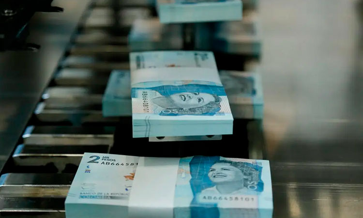 Peso colombiano se desacopla de la región en medio de volatilidad cambiaria