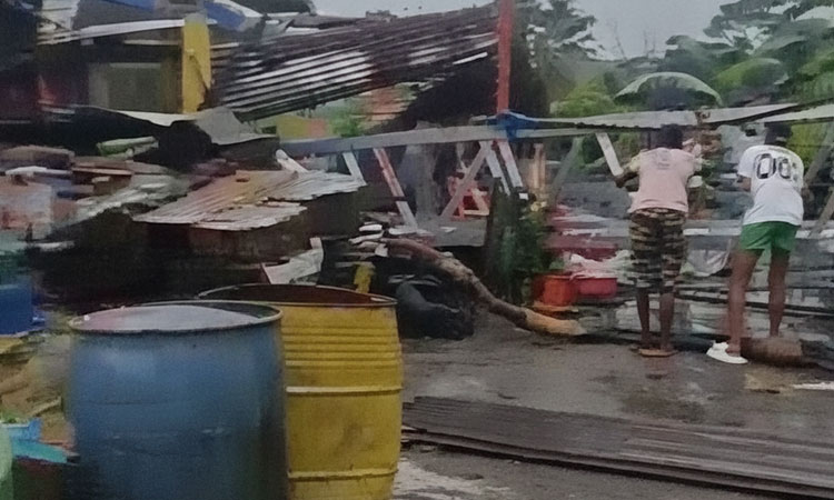 Una grúa cayó sobre viviendas en Córdoba, Buenaventura: un menor murió y tres personas resultaron heridas