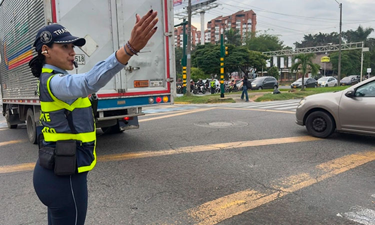 Estrategia ‘Ola Verde’ en Cali: agentes de tránsito y semáforos sincronizados