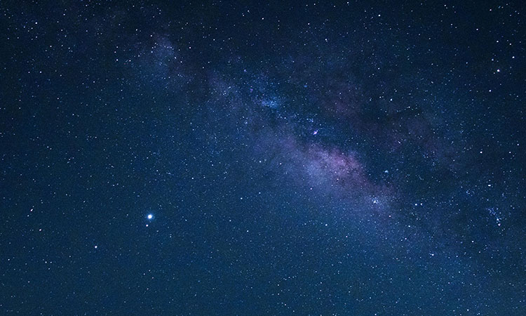 Estrella gira alrededor de otras tres