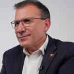 Roy dice que va por los votos del centro