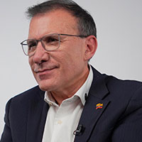 Roy dice que va por los votos del centro