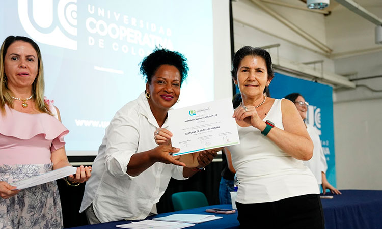 50 adultos mayores de Cali se formaron como gestores en salud mental y liderazgo comunitario