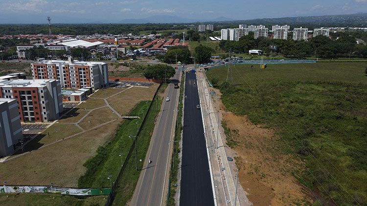 Maquinaria pesada y trabajadores en la construcción de la segunda calzada de la Avenida Cañasgordas, Valle del Cauca.