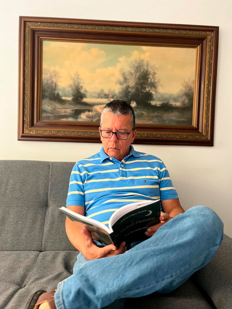 El escritor e investigador vallecaucano Wilson López Aragón durante la presentación oficial de su trilogía literaria en la Biblioteca Departamental.
