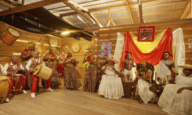 Integrantes de la agrupación musical De Mar y Río navegando en una barca en Timbiquí durante la grabación de su video musical.