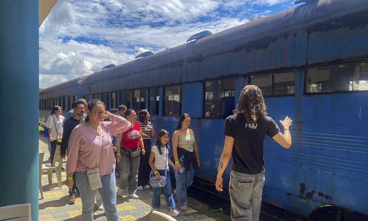 Caleños recorren una exposición durante la celebración del Día Internacional de los Museos en Cali