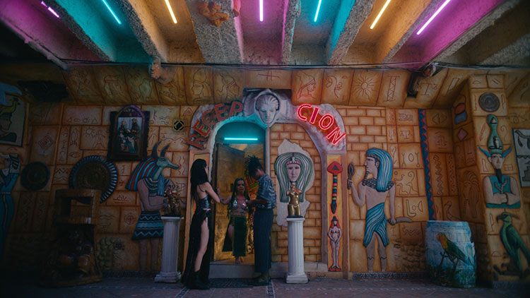 Película ‘Llueve sobre Babel’ y su universo tropical punk conquista las salas de cine