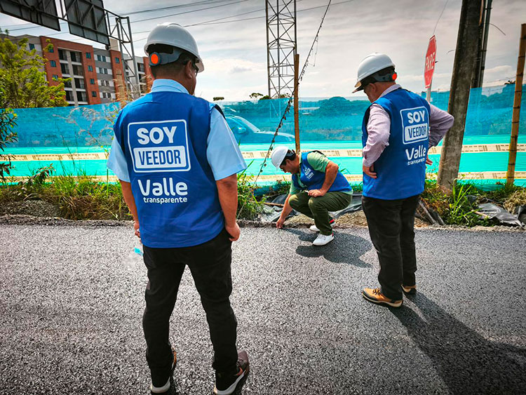Líderes comunitarios y funcionarios de la Gobernación del Valle en jornada de control social en la Avenida Cañasgordas.