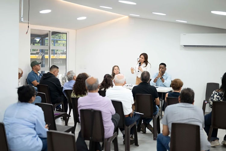 Líderes comunitarios y funcionarios de la Gobernación del Valle en jornada de control social en la Avenida Cañasgordas.