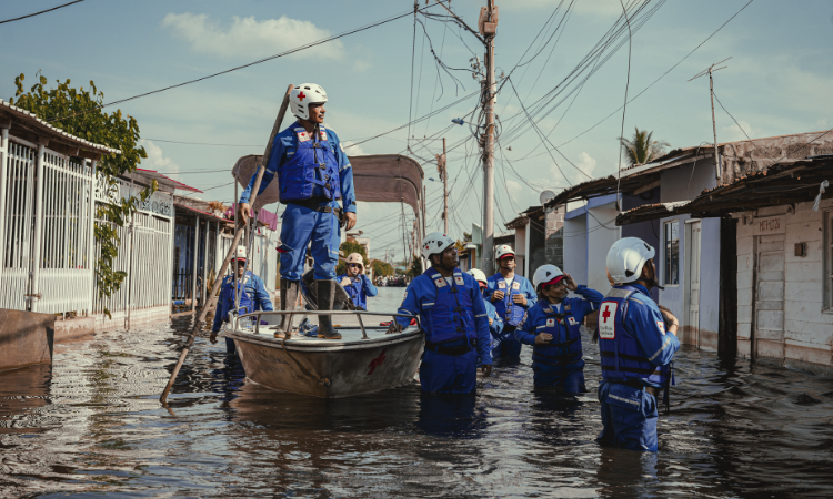 Un grupo de socorristas colombianos equipados con cascos y herramientas listos para una simulación de búsqueda y rescate en estructuras colapsadas.