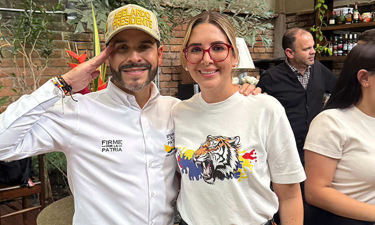 Colombianos residentes en el exterior haciendo fila a las afueras de un consulado para ejercer su derecho al voto en la segunda vuelta presidencial.