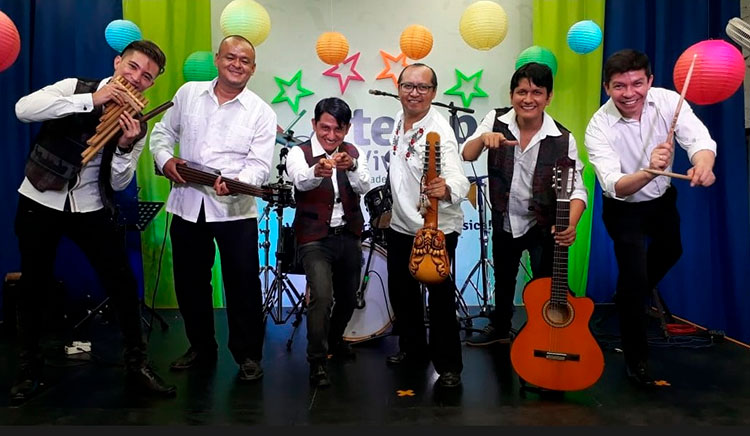 El director musical Oswaldo Sarabia e integrantes del Grupo Horizontes interpretando instrumentos andinos en Cali.