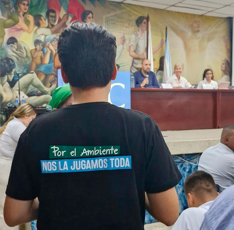 Mateo Trujillo, joven líder ambiental en Cali, dictando un taller didáctico sobre murciélagos y conservación a un grupo de niños.