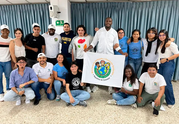 Mateo Trujillo, joven líder ambiental en Cali, dictando un taller didáctico sobre murciélagos y conservación a un grupo de niños.