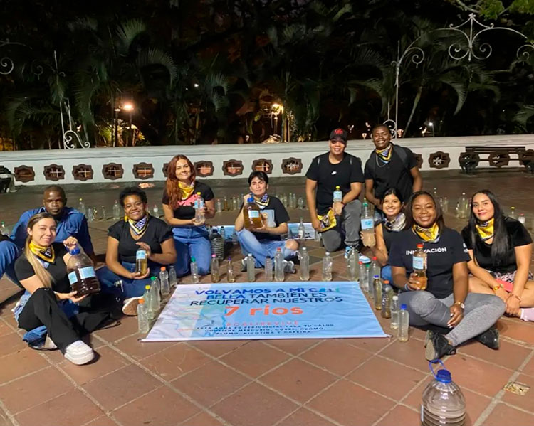 Mateo Trujillo, joven líder ambiental en Cali, dictando un taller didáctico sobre murciélagos y conservación a un grupo de niños.