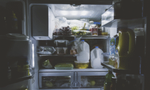 Qué alimentos nunca deben guardarse juntos en la nevera