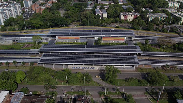 Paneles solares instalados sobre las cubiertas de la Terminal Simón Bolívar del MIO en Cali.