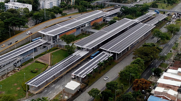 Paneles solares instalados sobre las cubiertas de la Terminal Simón Bolívar del MIO en Cali.