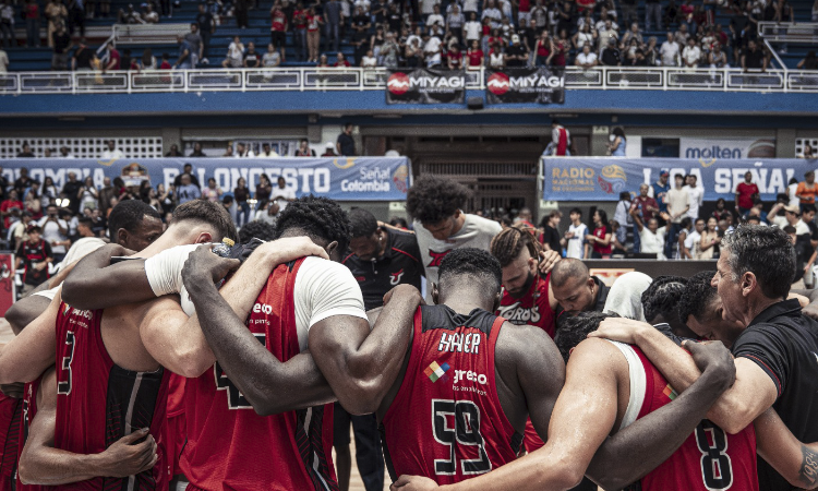 Jugadores de Toros del Valle celebrando una anotación durante los playoffs en el Coliseo Evangelista Mora de Cali.