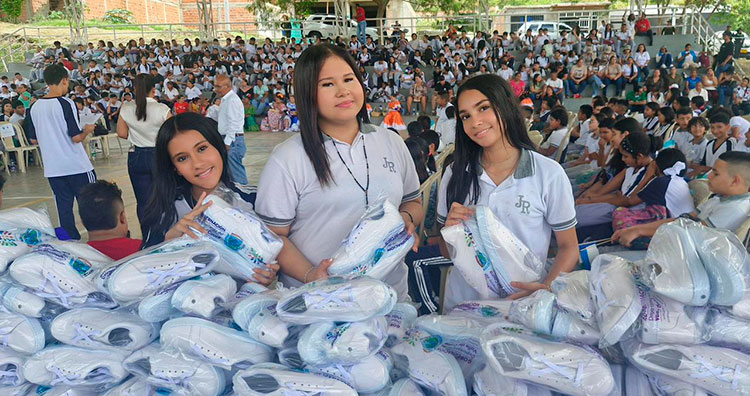 Estudiantes beneficiados estrenando calzado nuevo como parte del programa de permanencia escolar en el Valle del Cauca.