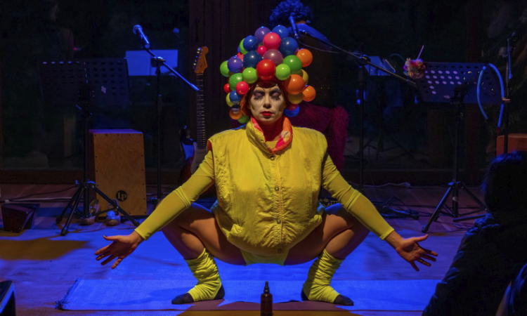 Intérpretes en el escenario combinando técnicas de clown, acrobacias y música en vivo durante la presentación de La Ópera Bufa.