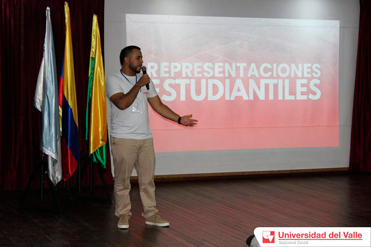Jóvenes líderes debatiendo sobre el bienestar universitario y la representación estudiantil en la Universidad del Valle.