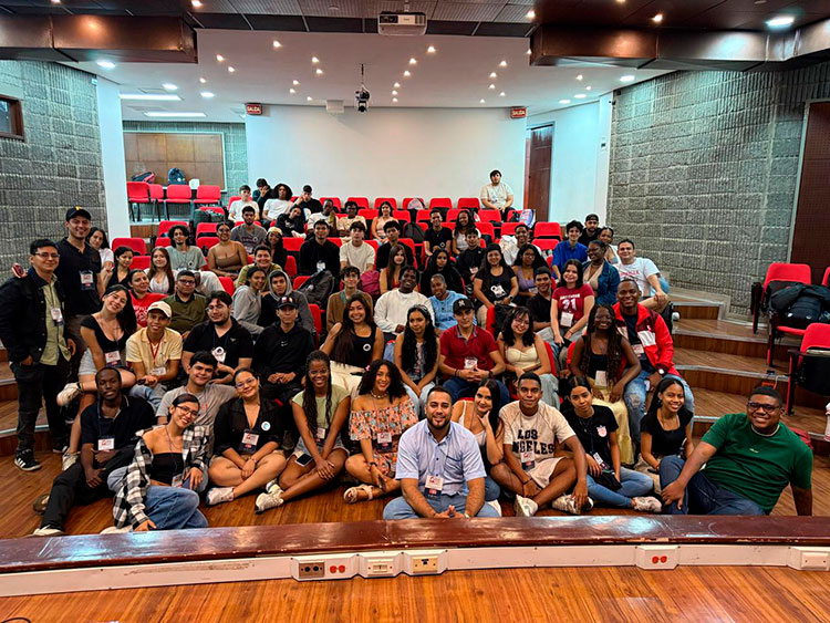 Jóvenes líderes debatiendo sobre el bienestar universitario y la representación estudiantil en la Universidad del Valle.