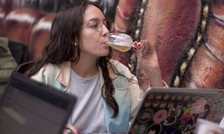 Jennifer Ramírez, jueza internacional de cerveza, evaluando las propiedades organolépticas de una bebida artesanal en Cali.